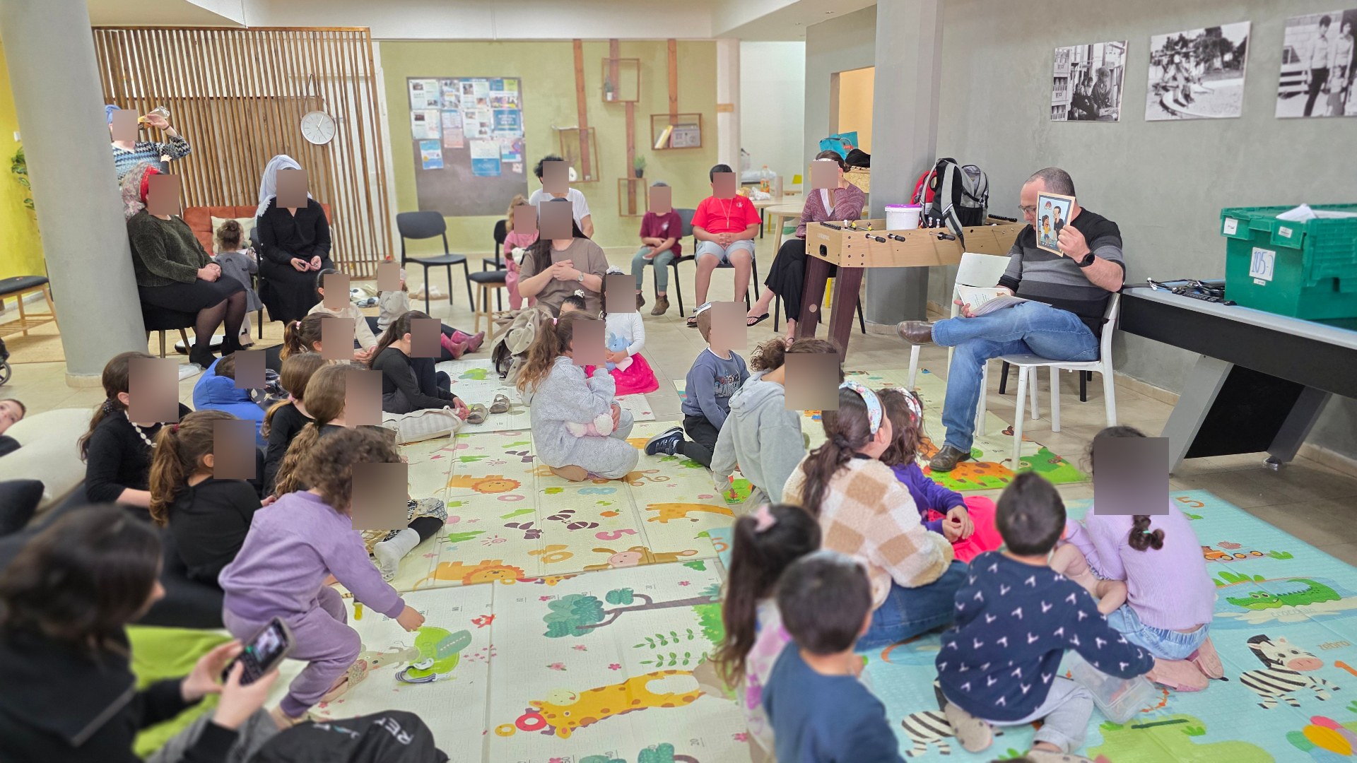 ד״ר תומר מקריא מהספר לקבוצת ילדים והורים