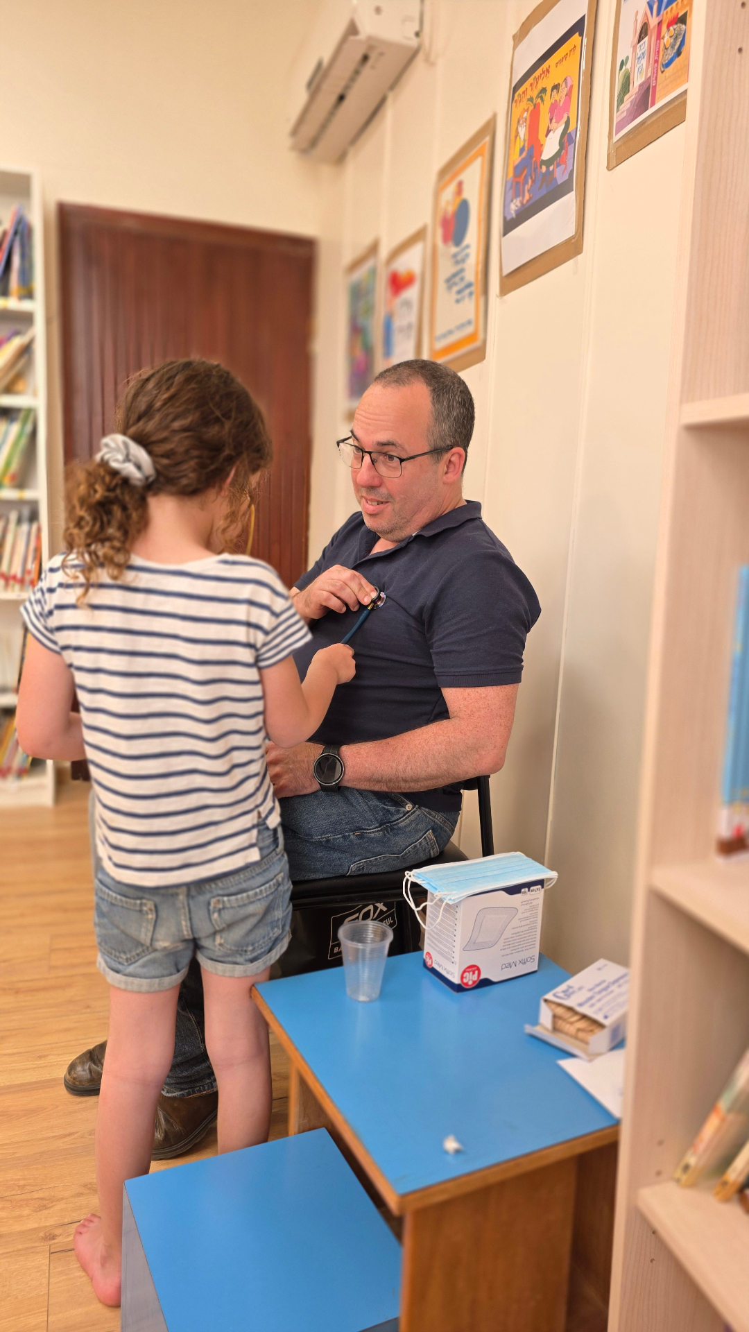 ילדים מתנסים בציוד רפואי בתחנות הבדיקה