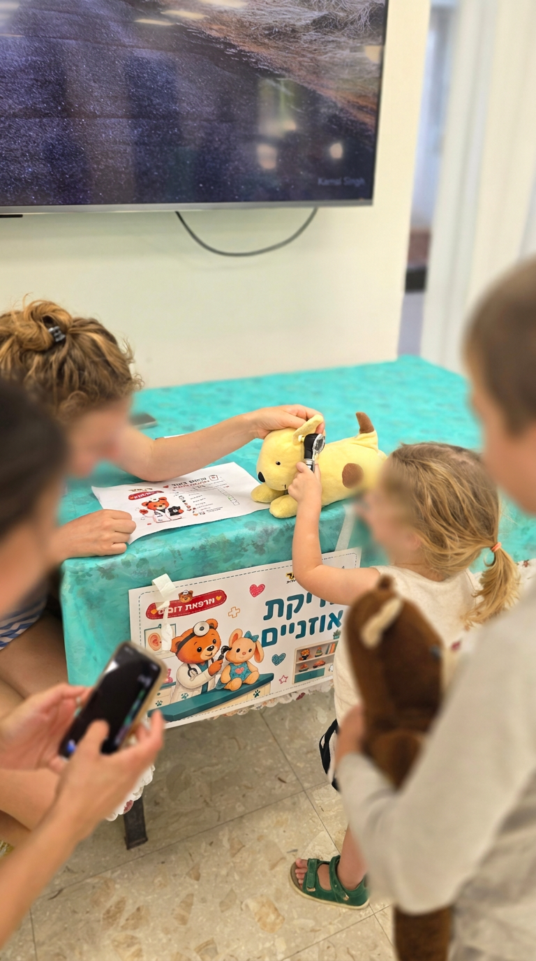ילדה בודקת את הדובי שלה במרפאת הדובים